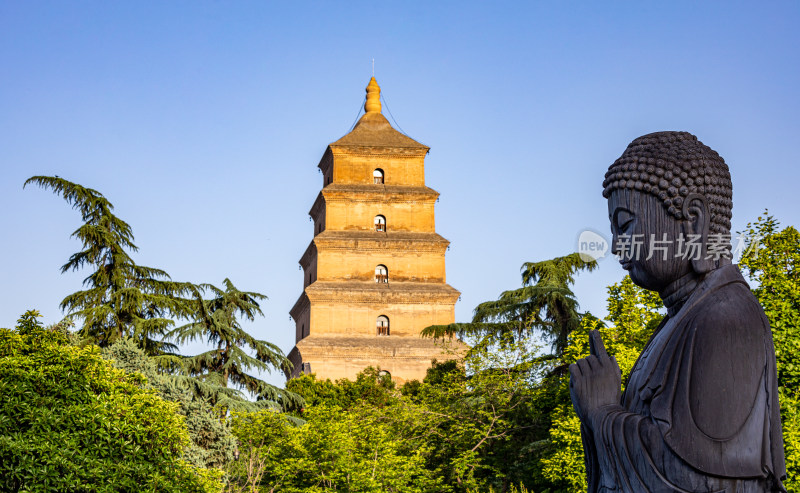 西安大雁塔大慈恩寺遗址公园释迦牟尼像景观