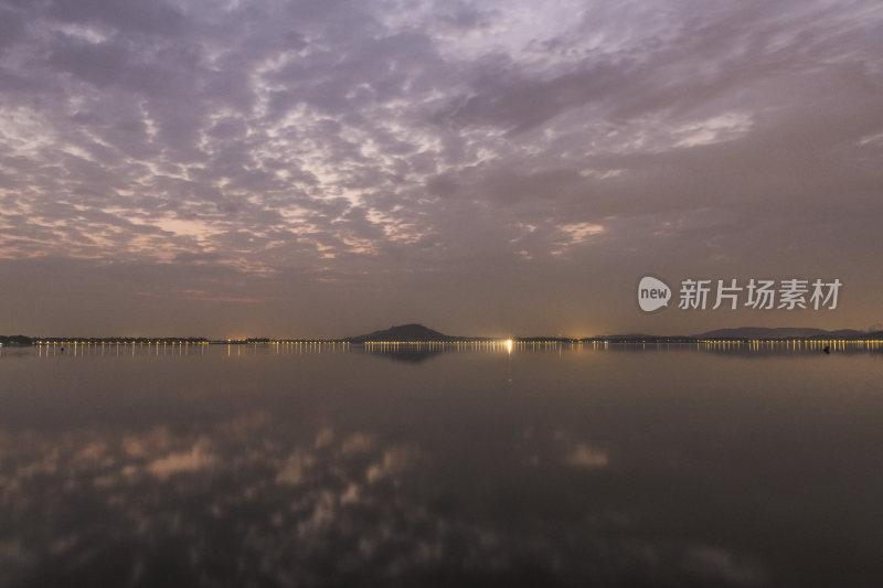 阴天多云下的平静湖水自然风景