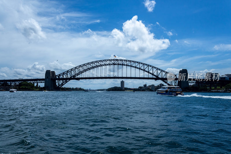 悉尼海港大桥全景及水面船只景象