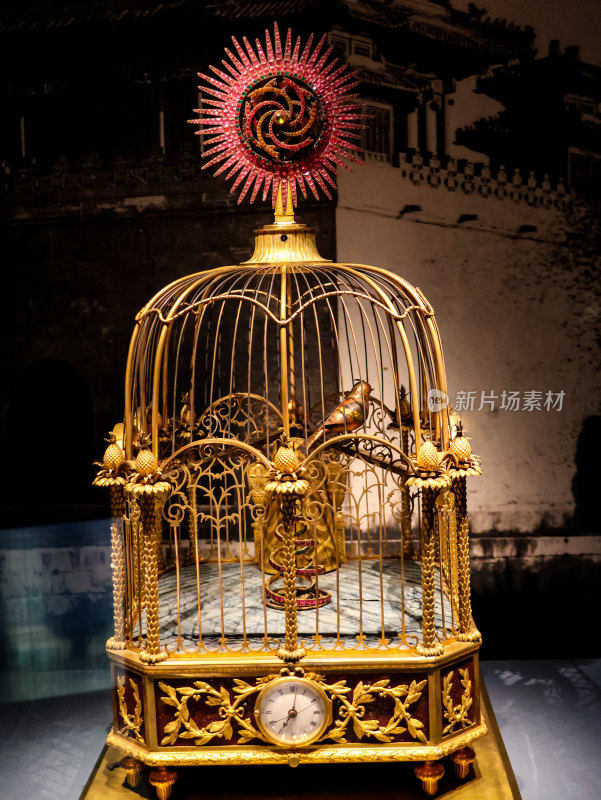 故宫博物院瑞士铜镀金转花自鸣过枝雀笼钟