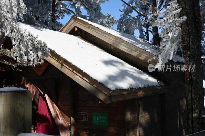 大山披雪装，冰雪盛景韵悠长