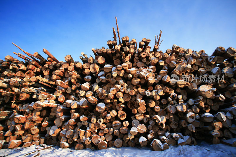 大兴安岭贮木场堆积的木材