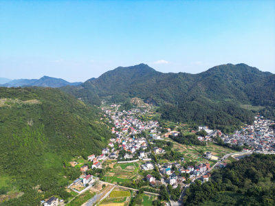 航拍乡村青山河流稻田风光