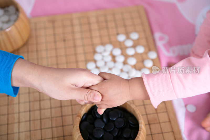 开始下围棋前双方握手以示诚信