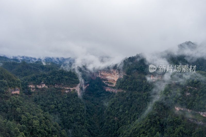 云雾缭绕的重庆江津四面山土地岩瀑布