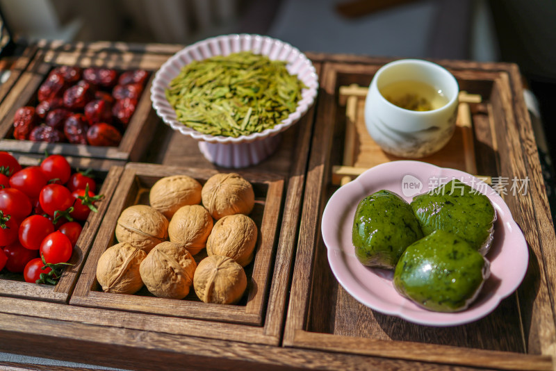 桌子上的茶,茶叶,点心与青团