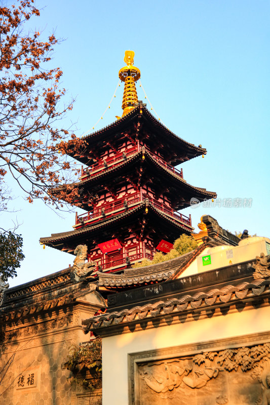 晴空下的苏州寒山寺普明宝塔