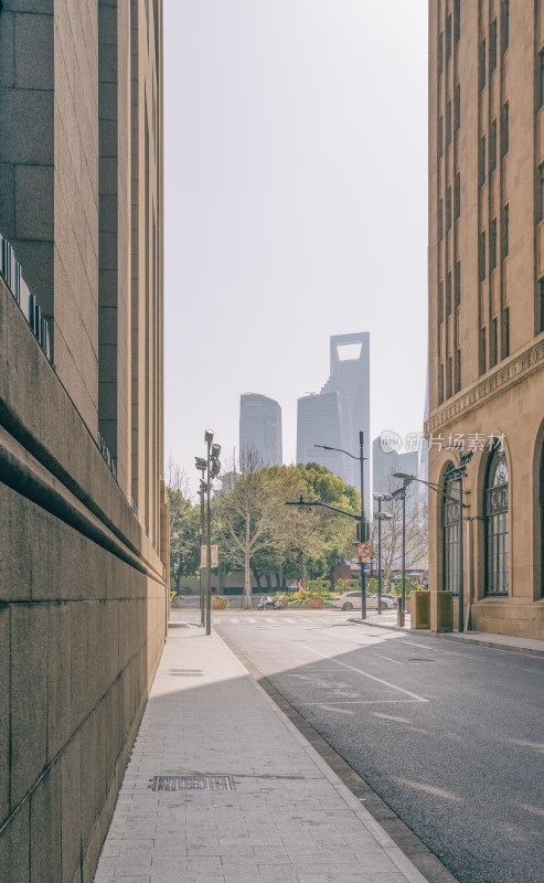 上海万国建筑群间城市道路街景