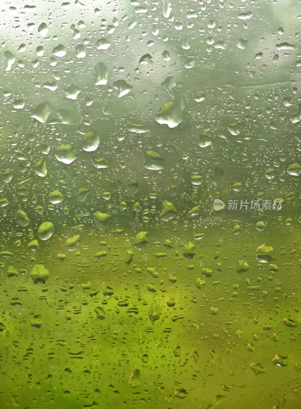 玻璃上的雨滴特写