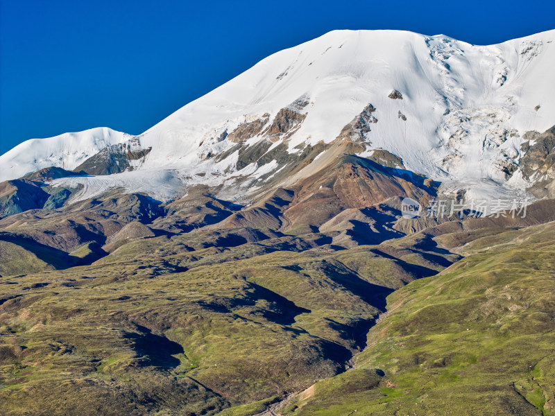 航拍阿尼玛卿雪山