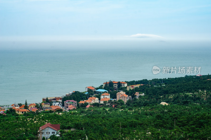 青岛崂山风景区仰口景区，俯瞰小镇和大海