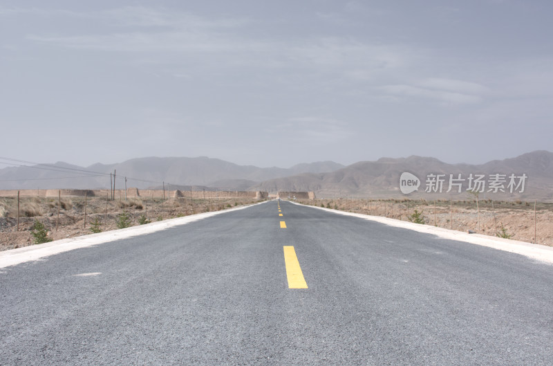 中国西北甘肃境内干旱戈壁空旷的公路