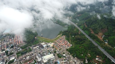 广东东莞：雨后城镇上空云雾缭绕