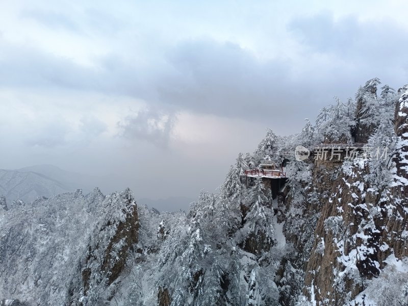 被雪覆盖的山林及栈道景观-老君山雪景