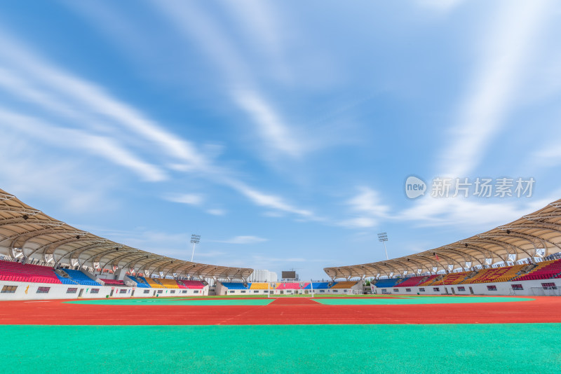 天空蓝天白云体育场运动场足球场空镜全景
