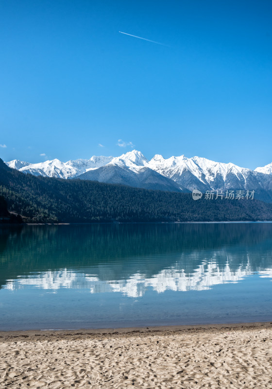 雪山映衬下的湖景倒影 西藏林芝巴松措