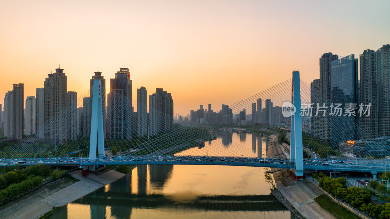 武汉汉江月湖桥与越秀财富中心大楼