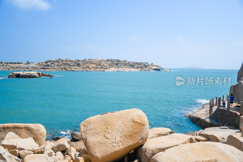 海边岩石与远处岛屿风景