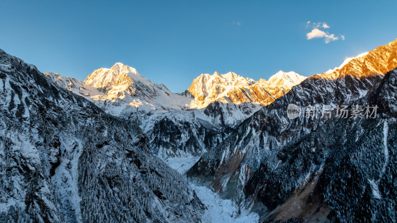 四川西部甘孜州海螺沟景区美丽雪后风光