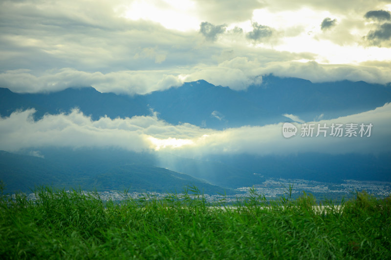 山峦云海下的草地风光