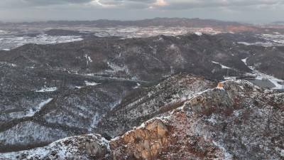 航拍威海市临港区南玉皇山冬季雪后山野