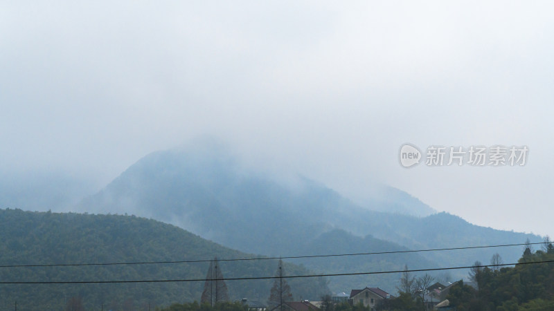 云雾缭绕的山间风景