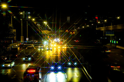 城市夜景星光镜城市道路夜景车水马龙交通