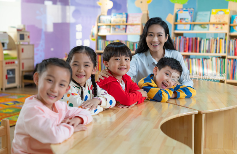 年轻女老师和学生在一起