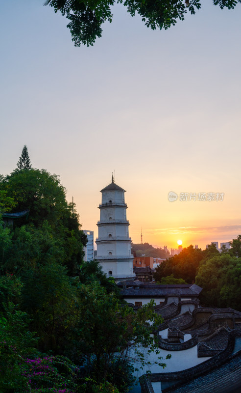 夕阳中国福建省福州市于山风景区定光寺白塔