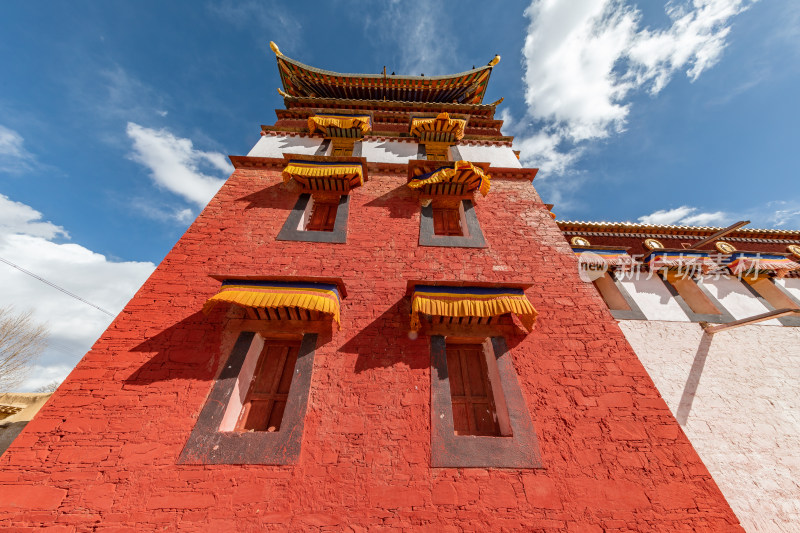 蓝天白云下的阿坝各莫寺寺院建筑