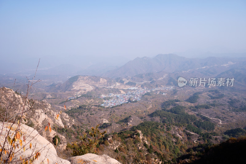 俯瞰山区的雾霾天气