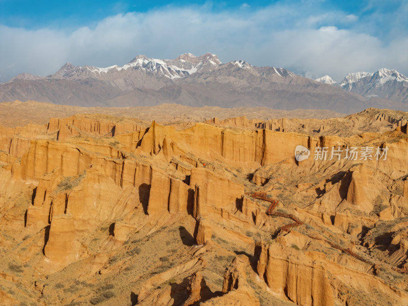 新疆南疆阿克苏温宿大峡谷天山托木尔峰航拍