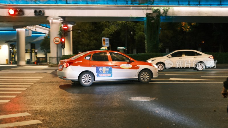 夜晚城市道路上汽车的特写镜头