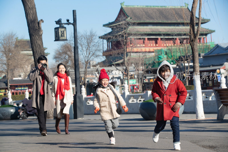 一家四口快乐旅行