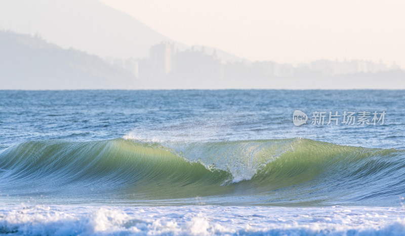 海南三亚阳光下绿松石海浪浪花冲浪唯美