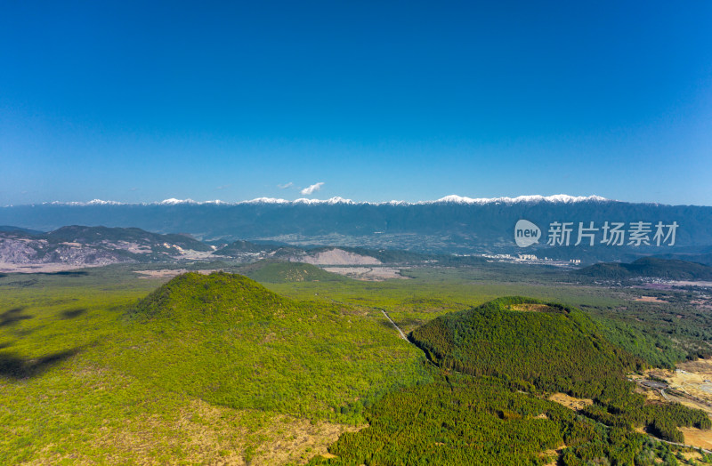 雪山下的腾冲火山群