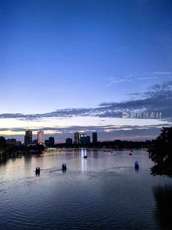 蓝调时刻的玄武湖：城市夜景的宁静之美