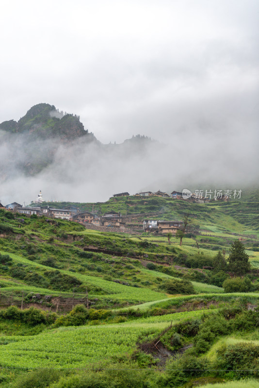 云雾缭绕山峰下的村庄扎尕那