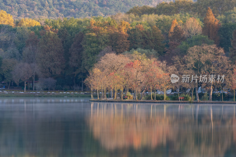 江苏南京灵山风景区前湖秋天秋色倒影