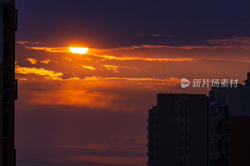 夕阳下的城市建筑剪影