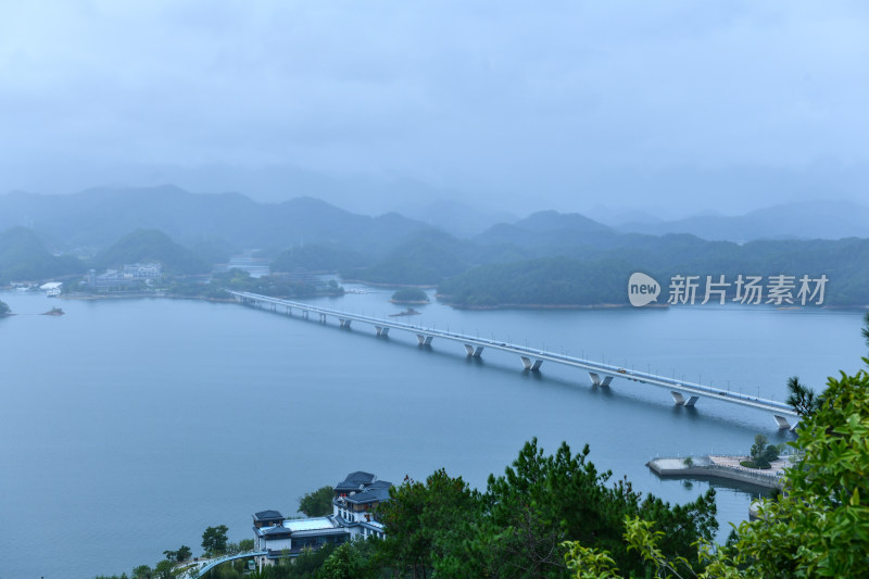 天屿山顶俯视千岛湖大桥，千岛湖自然风光