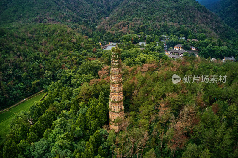 群山环绕的古塔