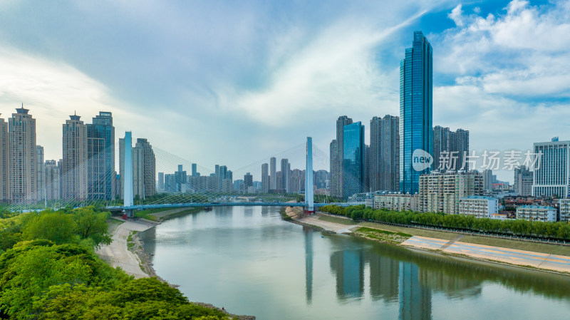 湖北武汉汉江月湖桥与越秀财富中心