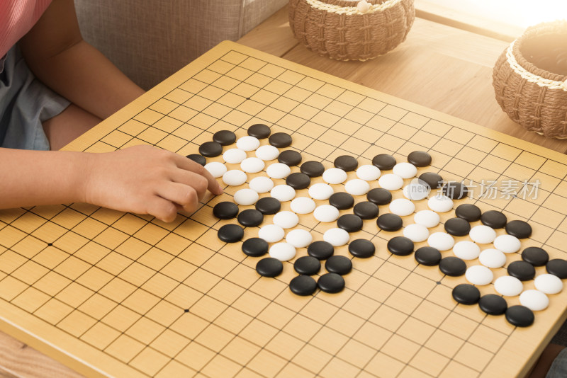 专注下围棋的女孩特写