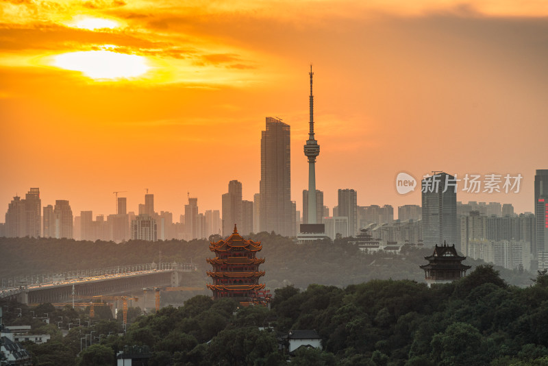 晚霞下的武汉地标城市天际线 黄鹤楼