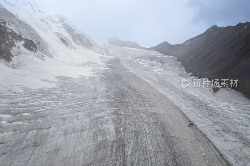 新疆天山的冰川与雪山