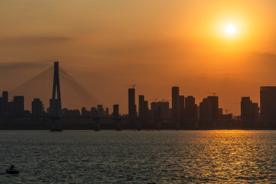 日落时分的城市江景与大桥全景