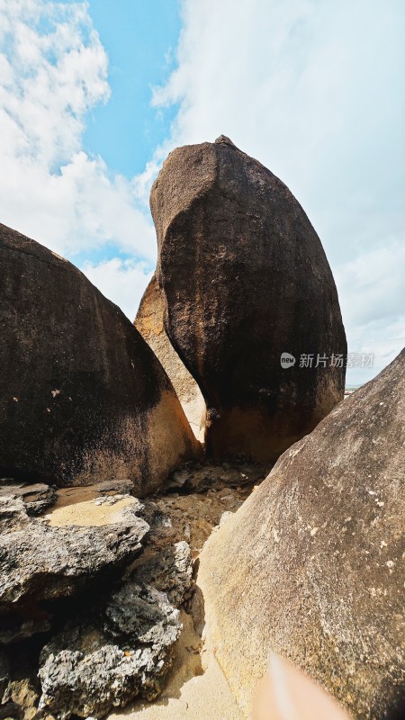 海南天涯海角岸边的巨石直插云霄