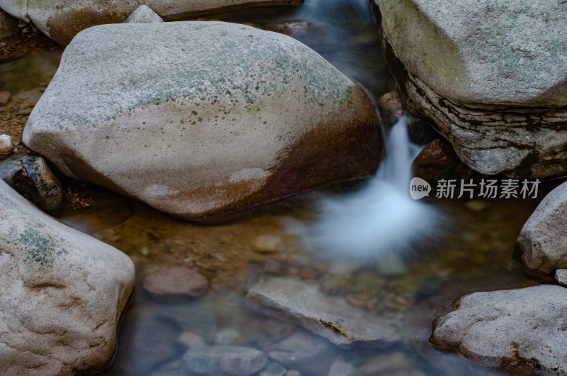 青岛北九水，慢门拍摄从石缝中流下的小瀑布