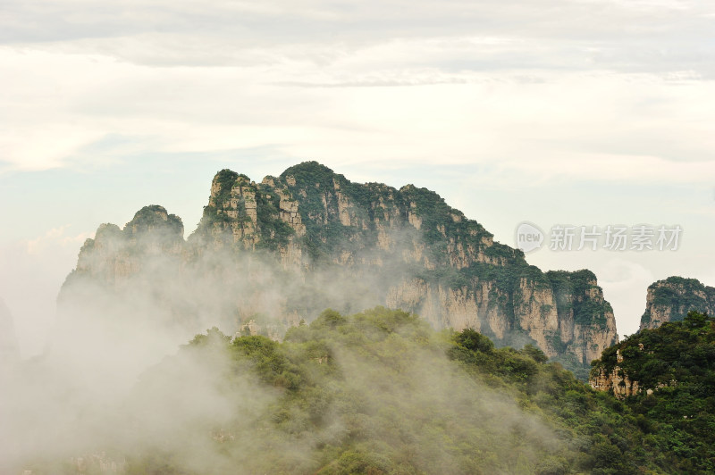 夏日云雾缭绕狼牙山雄奇景象河北保定旅游